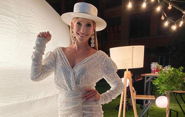 Снизу или сверху? Катя Осадчая в шортах свела с ума загорелыми ножками и озадачила сеть