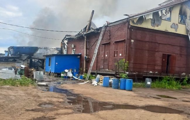 В российском Ярославле произошел сильный пожар на складе лакокрасочных материалов