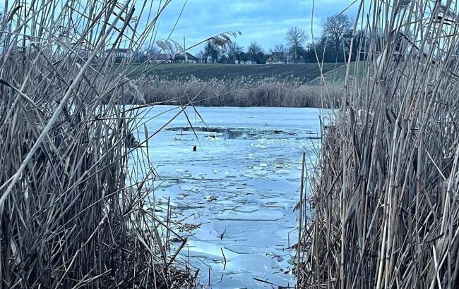 Под Киевом второй день ищут провалившегося под лед рыбака (фото, видео)