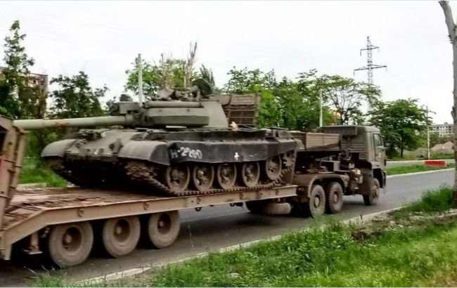Стягивают ПВО и старые танки. Оккупанты проводят "ротацию" после взрывов в Мариуполе