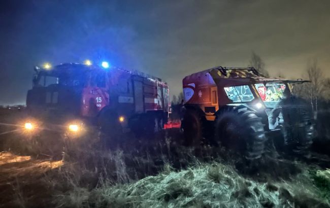 У Києві почалася сильна пожежа на Осокорках
