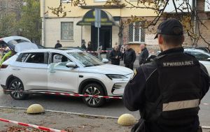 У центрі Києва вибухнув електрокар, поранено водія