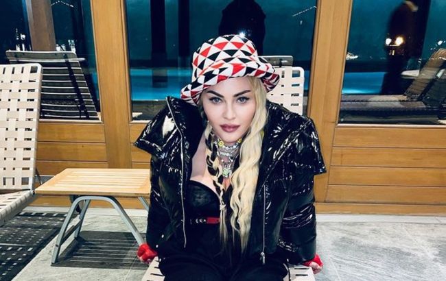 У шкіряних червоних шортах і панчохах: розкута Мадонна епатує відвертим образом