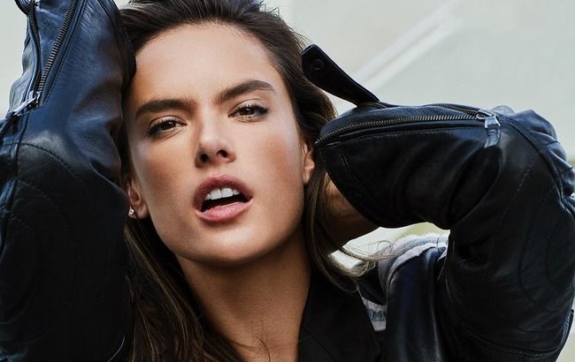 Идеальные изгибы: Алессандра Амбросио показала жаркий снимок в бикини