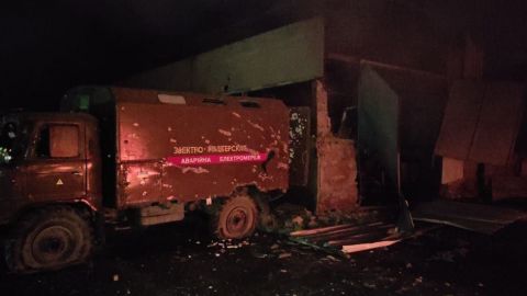 Росіяни обстріляли обʼєкт критичної інфраструктури у Херсоні, знищені автомобілі (фото)