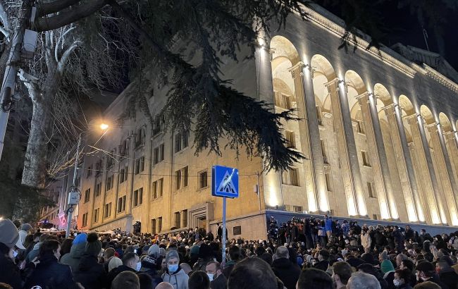 Участники протестов в Грузии начали бросать "коктейли Молотова" в полицейских