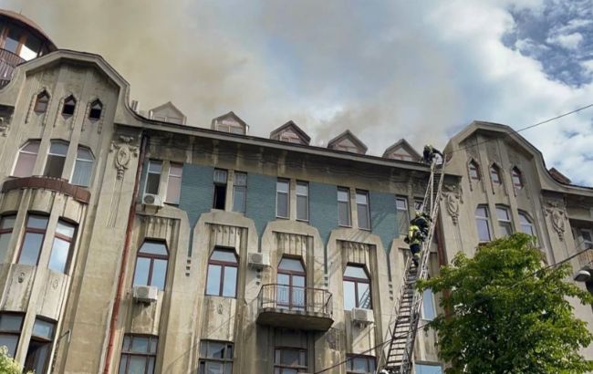 В центре Одессы горит памятник архитектуры: эвакуированы десятки людей