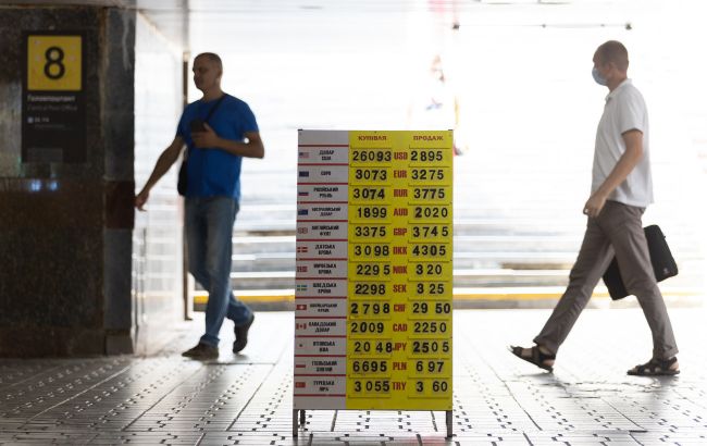 Влада України має готуватися до падіння цін на руду, зерно та курсу гривні, - економіст