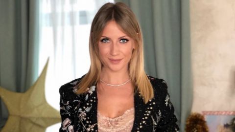 Яркий выход: Леся Никитюк в "небесном" образе устроила экспресс-фотопрогулку