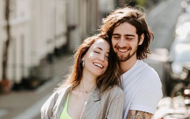 Дорофеевой и Дантесу пришлось бороться за место в электричке по дороге в Париж (фото)