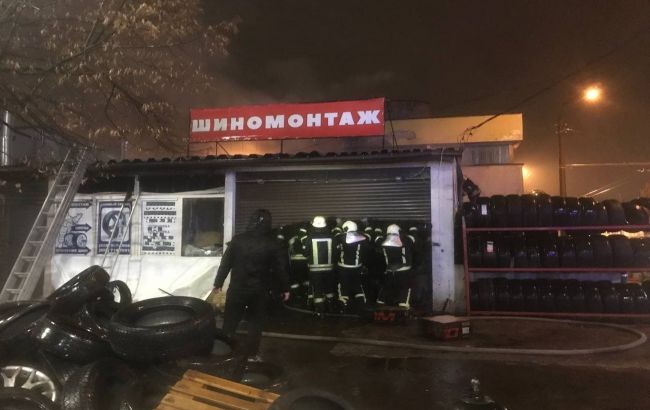 В Києві у пожежі згорів шиномонтаж, вогонь охопив кафе