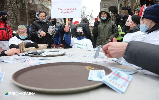 Під Офісом президента протестують через співпрацю з МВФ