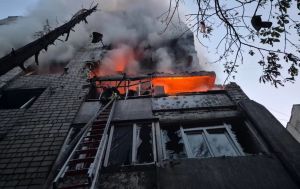 93-річну жінку дістали з-під завалів у Львові, двох людей ще шукають