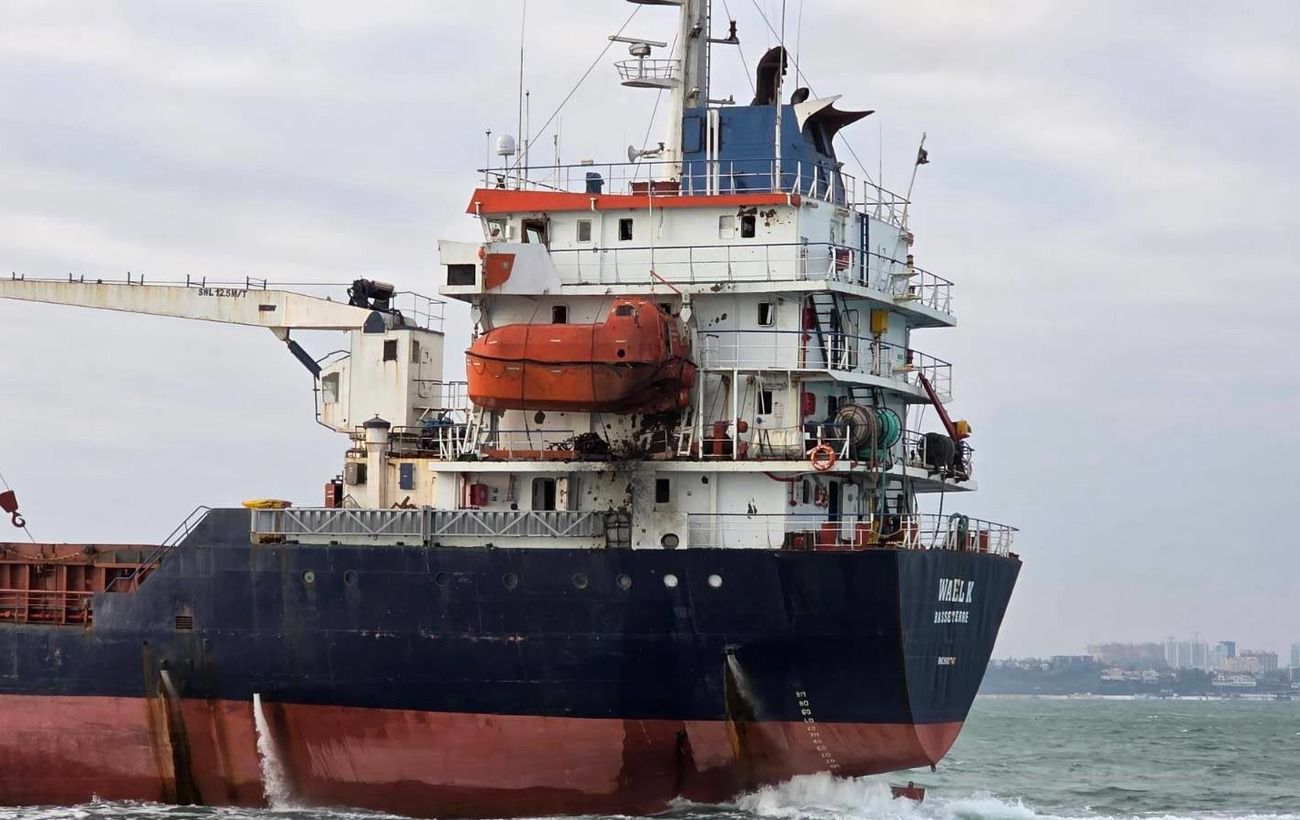 РФ атакувала два цивільні судна біля портів України, є загиблий іноземець