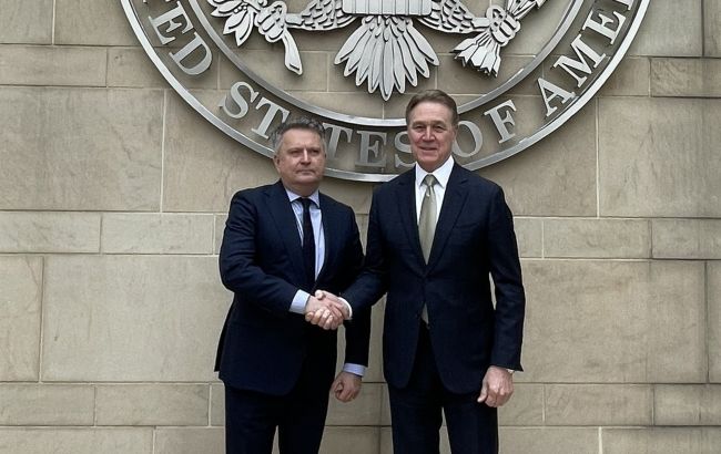 Кислиця прилетів на переговори в Китай