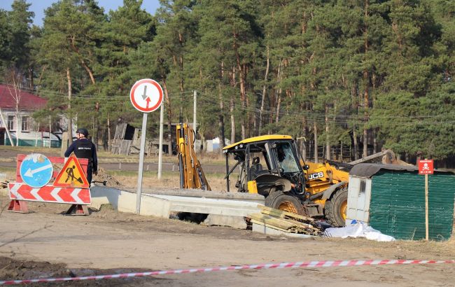 В Сумской области на мине подорвался экскаватор: есть пострадавшие