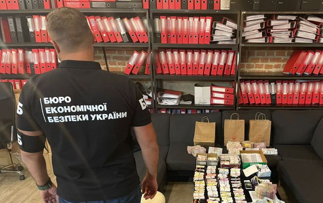 Во Львове обыски. Работники популярной сети ресторанов получали зарплату в конвертах