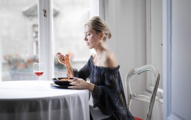 Табу на углеводы и молочку: диетолог развеяла мифы об ужине и назвала идеальные варианты