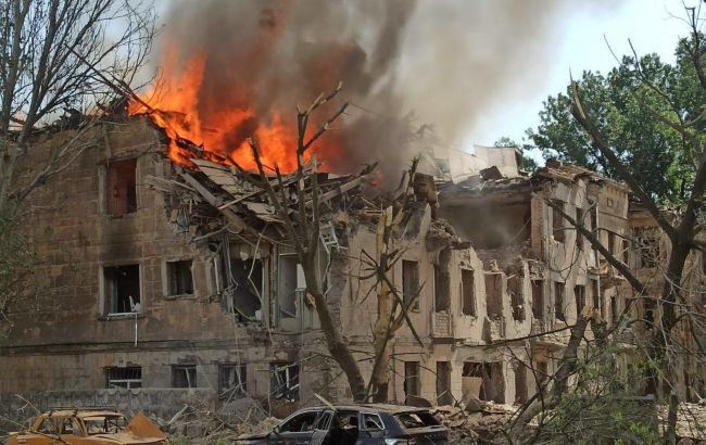 Через удар по Дніпру є загиблий та багато поранених: Зеленський показав відео наслідків