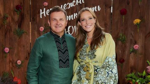 Нарядная Осадчая в вышитом платье как у Мэй Маск и Горбунов в вышиванке окрестили сыночка