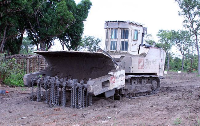 Может разминировать большую территорию. В Британии показали новую технику для ВСУ