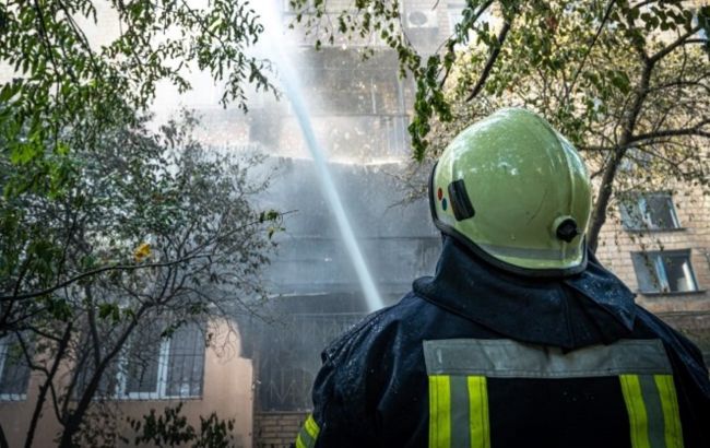 У Києві сталася пожежа у багатоповерхівці: врятували 10 людей, у тому числі 4 дитини