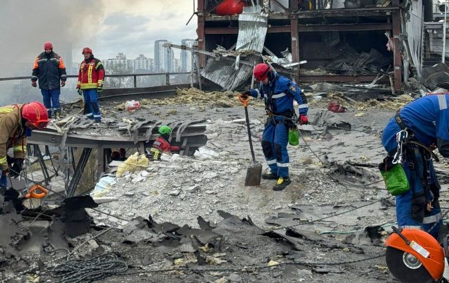 В результате атаки РФ в Киеве поврежден офис телеканала Freeдом и не только