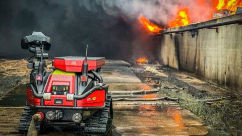 Залучили роботів. У Одеській області третій день палає пожежа через обстріл РФ (фото)