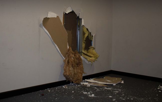 У Києві накрили підпільне казино: співробітники втекли від обшуків через дірку у стіні