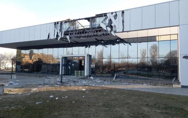 Уже не в первый раз. В Новой Каховке партизаны взорвали штаб партии Путина (фото)