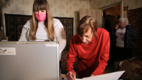 У Дніпрі виїзні бригади вакцинують вдома маломобільних людей проти COVID-19