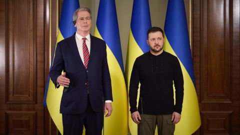 "Прекратите стучать пальцем". Зеленский ответил на критику Бессента по сделке о недрах