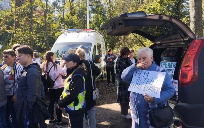 "Життя дорожче за дерева": мешканці Теремків вимагають завершити теплотрасу до настання морозів