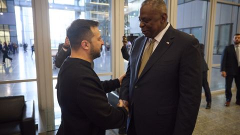 Глава Пентагону запевнив Зеленського у продовженні безперервного постачання озброєння Україні