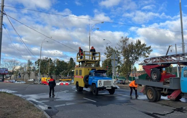 В Киеве строительный кран упал на дорогу: есть изменения в движении общественного транспорта