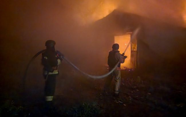 РФ вночі завдала удару по Сумщині: пошкоджено будинки та виникли пожежі