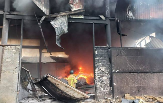 Російські війська завдали авіаудару по підприємству в Бериславі (фото)