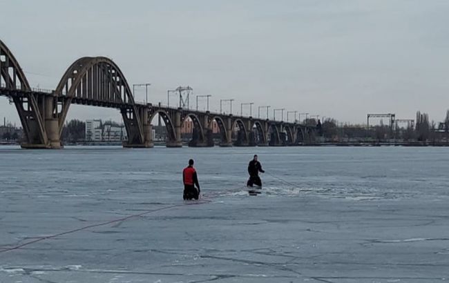 В Днепре двое подростков провалились под лед: один утонул