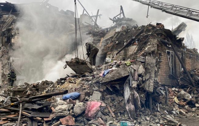 Під завалами будинку після масованого удару в Новогродівці знайшли загиблого (фото)