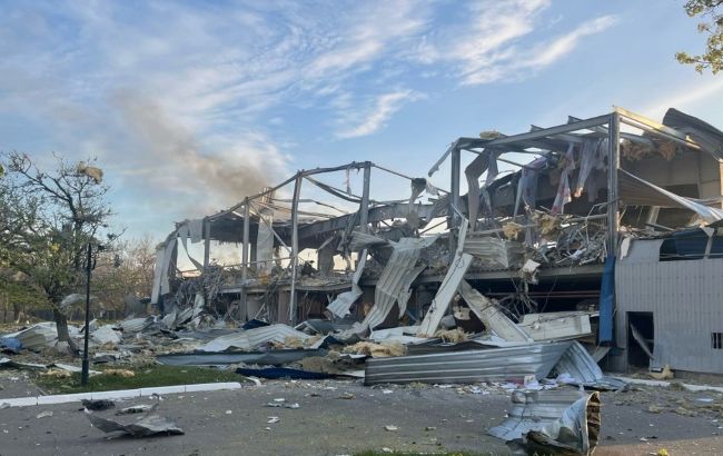 Россияне авиабомбами уничтожили ледовую арену в Херсоне: фото последствий