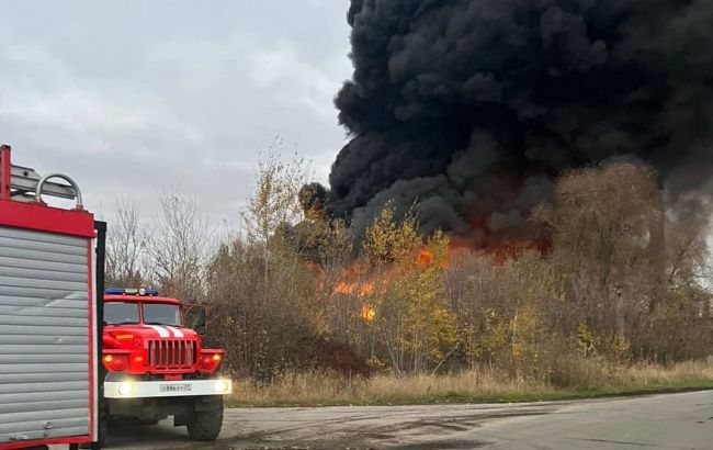 В российском Шебекино возле Украины сильный пожар. Дым видно из Белгорода
