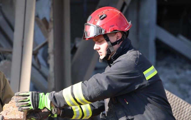 Обстріл Чернігова: відомо про чотирьох постраждалих, під завалами є люди