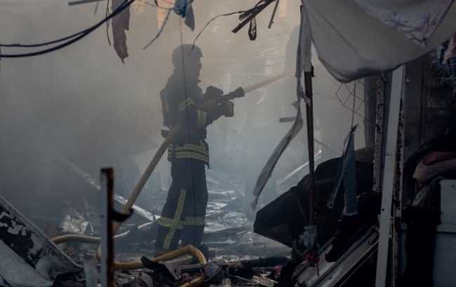 Удар по ринку в центрі Сум: рятувальники показали наслідки (фото, відео)