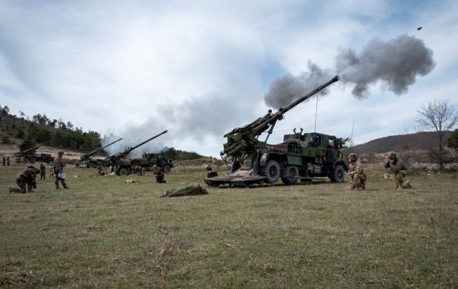 Французские военные показали, как тренируют пилотов и артиллеристов из Украины (фото)