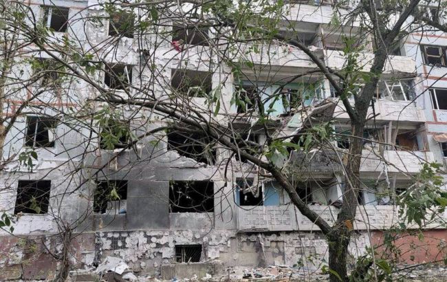 Росіяни вдарили по багатоповерхівці у Степногірську: є жертва