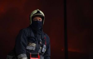 У Києві на Виноградарі почалася сильна пожежа, рятувальники розкрили деталі