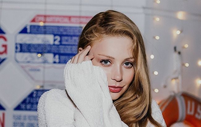 Взагалі не змінилася: Тіна Кароль зворушила архівним фото з бабусею і дідусем