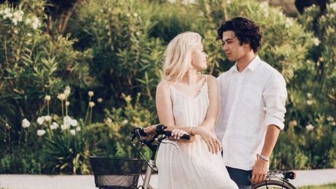 Солнышки: дочь Веры Брежневой с бойфрендом поддалась порыву чувств на пляже