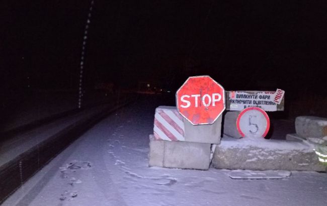 Під Рівним автомобіль врізався в блокпост: четверо постраждалих, серед них підлітки