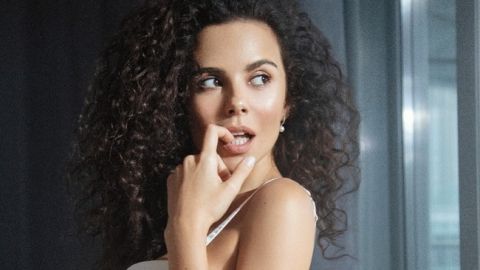 В микротопе и цепях: Настя Каменских завела сеть дерзким образом